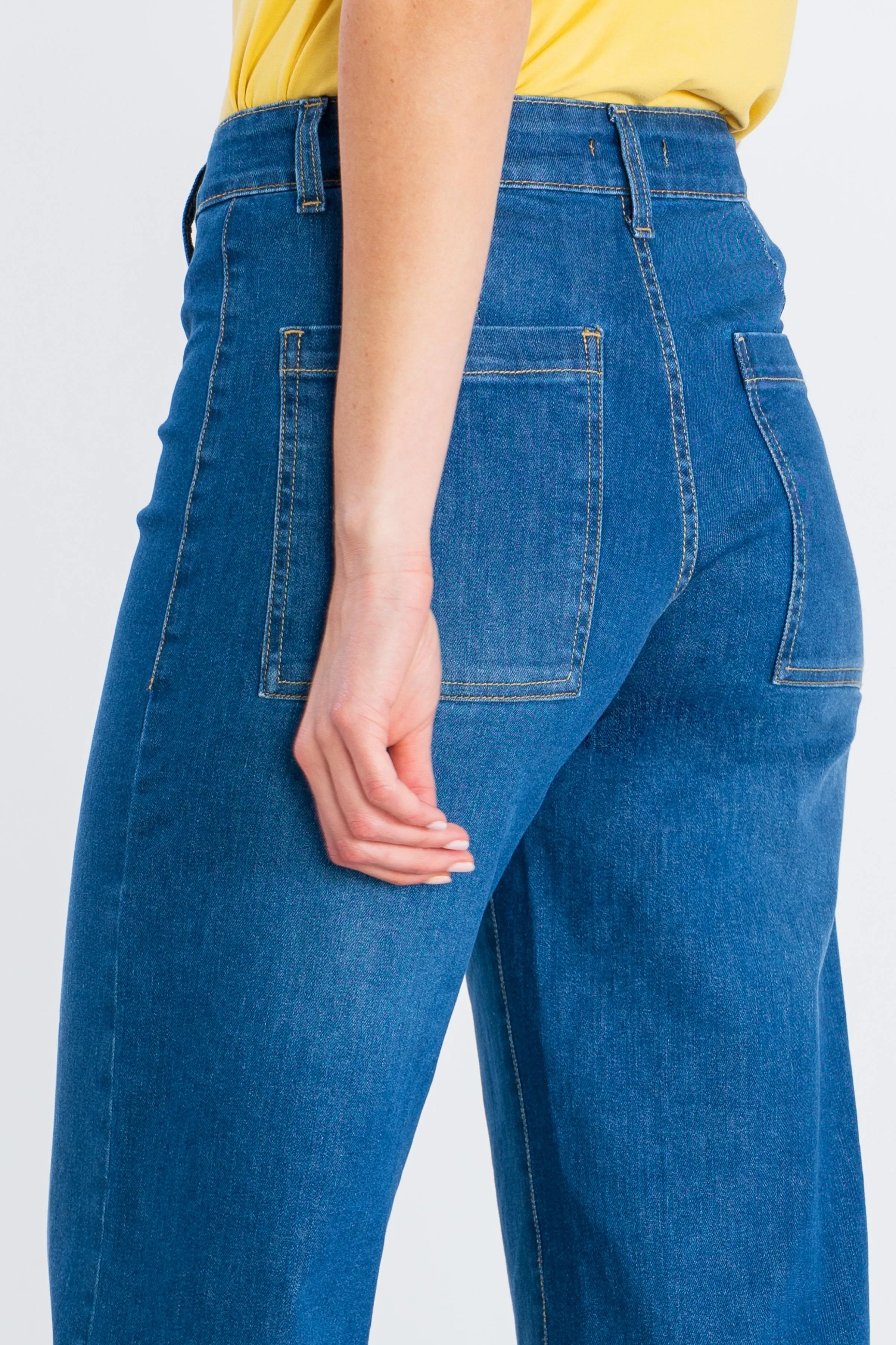 Light Blue Washed Wide-Pocket Jeans by LolitasyL