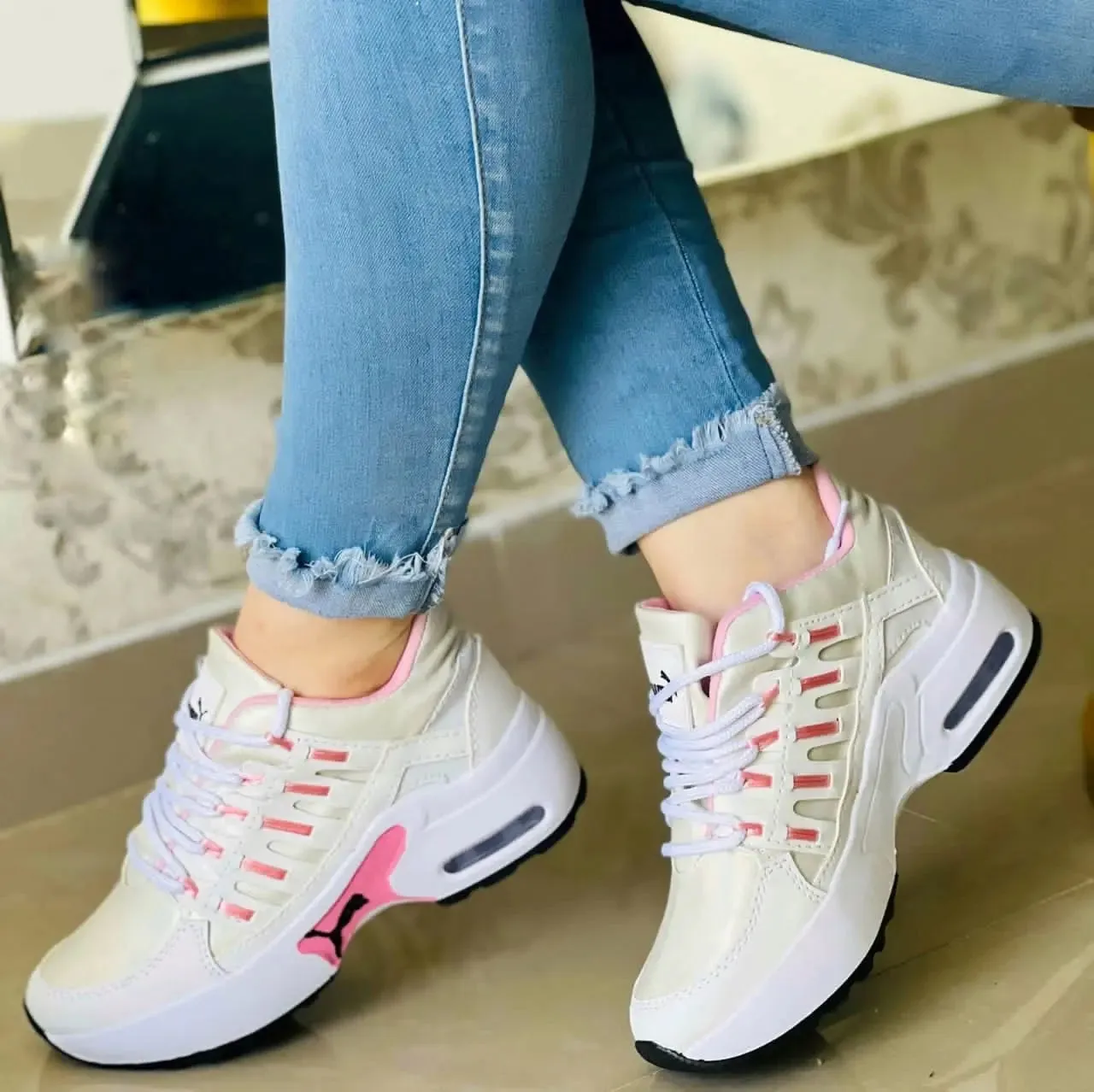 Puma Araa Sneakers